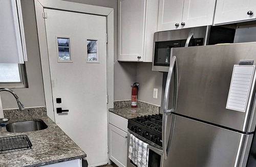 Southeast Maison | 4 Bed 2 Bath - Just over 1/2 Mile to Metro! Plenty of Parking!