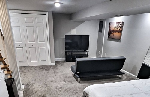 Southeast Maison | 4 Bed 2 Bath - Just over 1/2 Mile to Metro! Plenty of Parking!