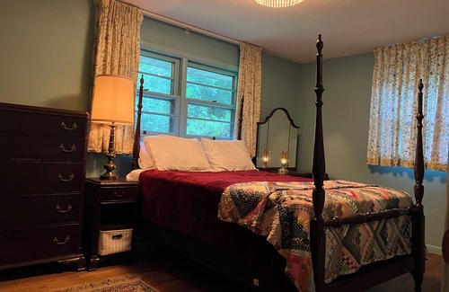Williamsport Maison | 4 bed 2 bath Mid century modern in Vallamont, 10 mins from Lamade Stadium.