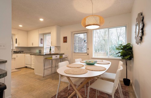 Seahurst Maison | 4 bed 2 bath retreat house only 12 miles from Seattle & Minutes 2 SeaTac Airport
