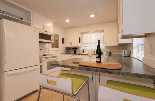 Seahurst Maison | 4 bed 2 bath retreat house only 12 miles from Seattle & Minutes 2 SeaTac Airport