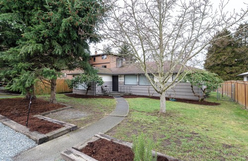 Seahurst Maison | 4 bed 2 bath retreat house only 12 miles from Seattle & Minutes 2 SeaTac Airport
