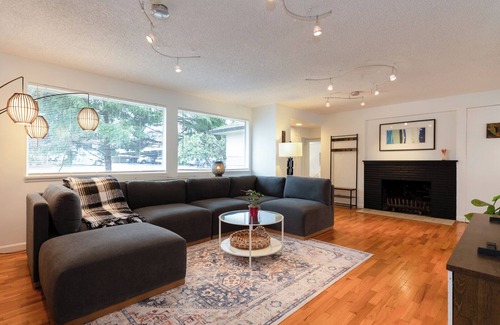 Seahurst Maison | 4 bed 2 bath retreat house only 12 miles from Seattle & Minutes 2 SeaTac Airport