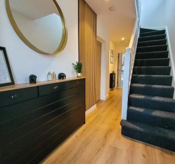 Valentines Maison | 4 bed 2 bath Spacious House with 2 Driveway parking in Ilford London