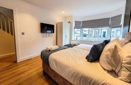 Valentines Maison | 4 bed 2 bath Spacious House with 2 Driveway parking in Ilford London
