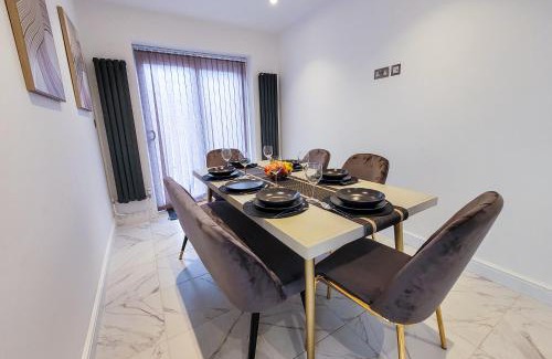Valentines Maison | 4 bed 2 bath Spacious House with 2 Driveway parking in Ilford London