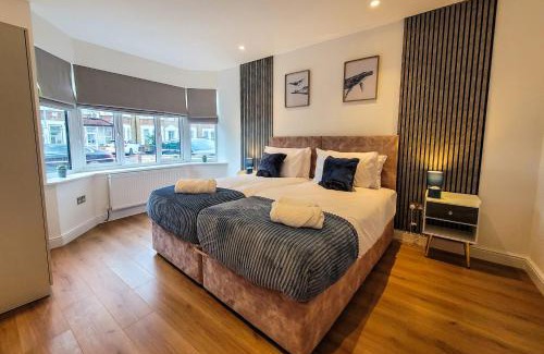 Valentines Maison | 4 bed 2 bath Spacious House with 2 Driveway parking in Ilford London