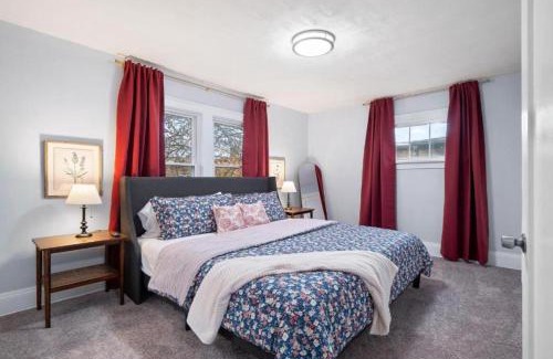 Lakewood Maison | 4 Bed 2 Bath Walk to Lakewood Restaurants and Shops