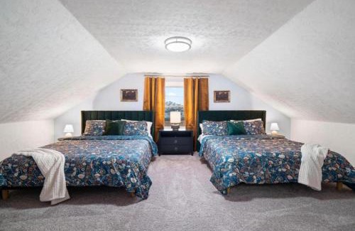 Lakewood Maison | 4 Bed 2 Bath Walk to Lakewood Restaurants and Shops