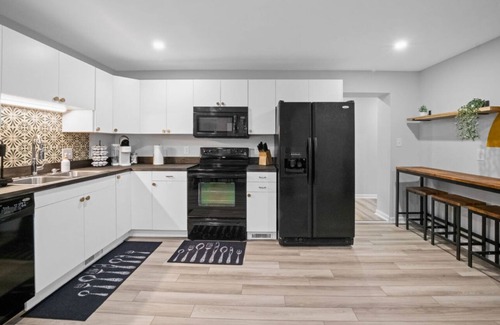 Redstar Maison | 4 Bed,3 Bath, Hot tub, Fun Game Room, Fire Pit, 12 min NRG