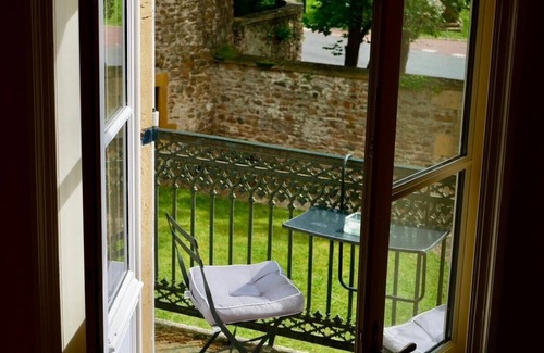 Lay Appartement | Domaine ForRest - Appart manoir - parc, jacuzzi & piscine, Lyon 890Eur/ semaine