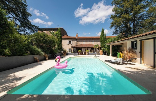 Lay Appartement | Domaine ForRest - Appart manoir - parc, jacuzzi & piscine, Lyon 890Eur/ semaine
