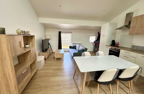 Sauxillanges Appartement | 4-bed family apartment with hanging net and arcade terminal