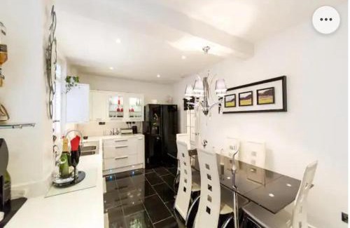Graveney Appartement | 4 Bed Flat - Sleeps 14 - Parking - Game Room -Wifi