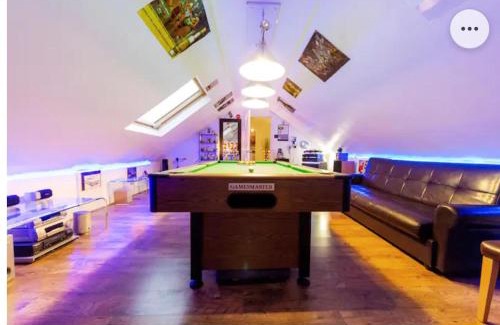 Graveney Appartement | 4 Bed Flat - Sleeps 14 - Parking - Game Room -Wifi