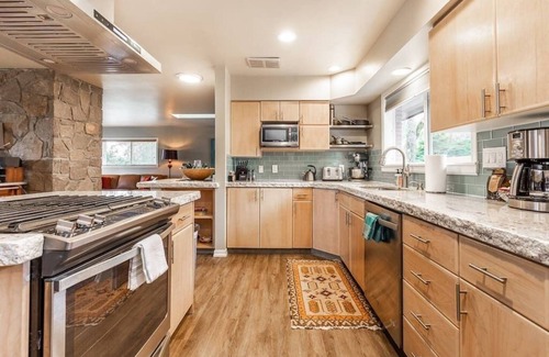 Vancouver Maison | 4-bed home w GameRoom, FirePit & Saltwater Hot Tub