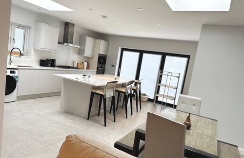 Goodmayes Maison | 4 Bed House-garden-parking-15 min Elizabeth Line