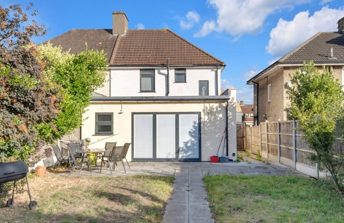 Goodmayes Maison | 4 Bed House-garden-parking-15 min Elizabeth Line
