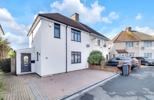 Goodmayes Maison | 4 Bed House-garden-parking-15 min Elizabeth Line