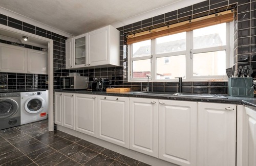 Thamesmead Maison | 4 Bed House in Greater London + Parking | Pass the Keys
