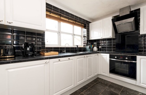 Thamesmead Maison | 4 Bed House in Greater London + Parking | Pass the Keys