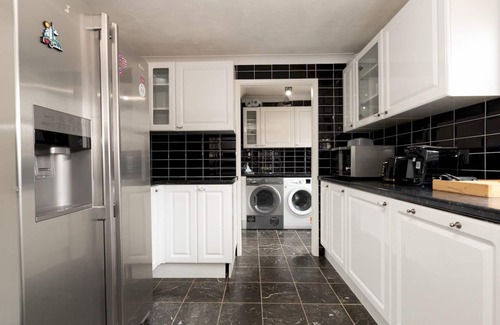 Thamesmead Maison | 4 Bed House in Greater London + Parking | Pass the Keys