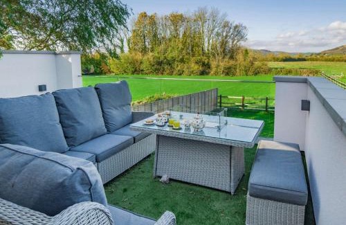 Axbridge Maison | 4 Bed in Burnham-on-Sea 90365