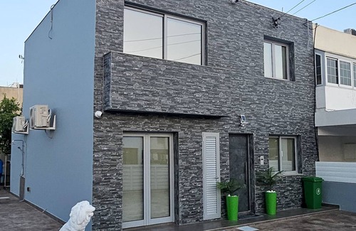 Larnaca Maison | 4 Bed Vila Fully Airconditioned - Hot Tub - 12 Min Airport - Beach 8 Min Drive