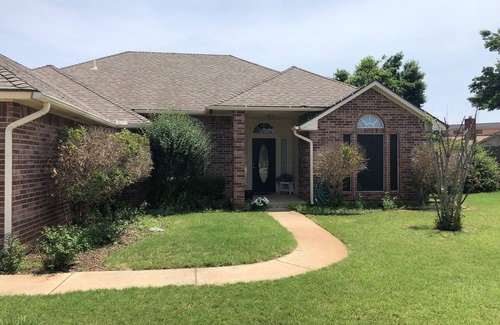 Oklahoma City Maison | 4 bedroom 3 bathroom home in middle of quiet neighborhood.