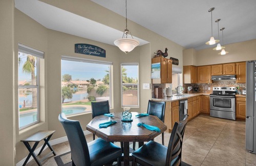 Avondale Maison | 4 Bedroom 3 Bathroom on the Lake! 3 Queen Beds!