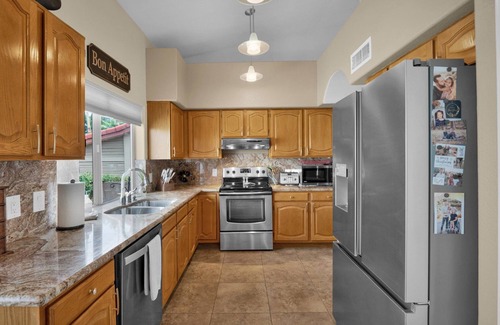 Avondale Maison | 4 Bedroom 3 Bathroom on the Lake! 3 Queen Beds!