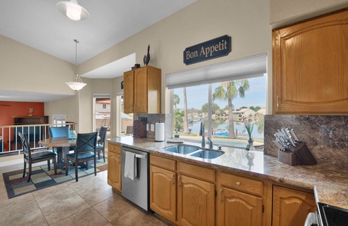 Avondale Maison | 4 Bedroom 3 Bathroom on the Lake! 3 Queen Beds!