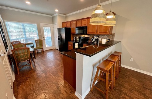 College Station Maison | 4 bedroom/4.5 bath luxury condominium 1 mile from the Texas A&M campus