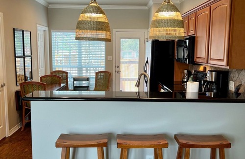 College Station Maison | 4 bedroom/4.5 bath luxury condominium 1 mile from the Texas A&M campus