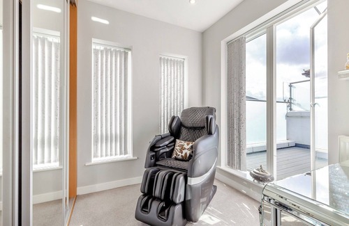 Harold Wood Cottage | Spacious, large, bright property close to amenities and easy access to London.