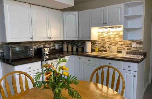 Tillsonburg Appartement | 4 bedroom apartment on 75 acre farm