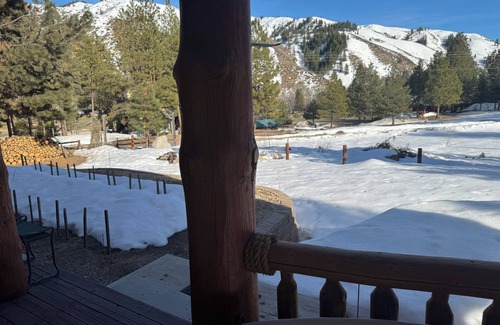 Mountain Home Cabine | 4-bedroom cabin in charming Pine Idaho with WiFi, AC, mountains, rive, lake