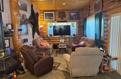 Mountain Home Cabine | 4-bedroom cabin in charming Pine Idaho with WiFi, AC, mountains, rive, lake
