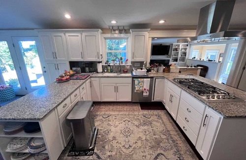 York Maison | 4 Bedroom Colonial, Hot Tub, Pool and Treehouse