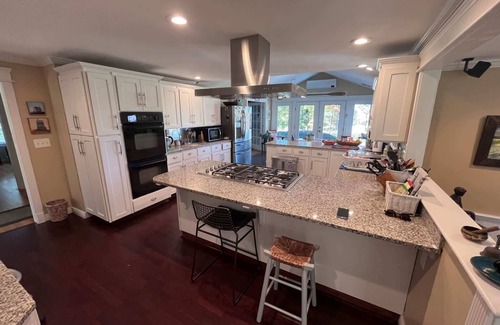 York Maison | 4 Bedroom Colonial, Hot Tub, Pool and Treehouse