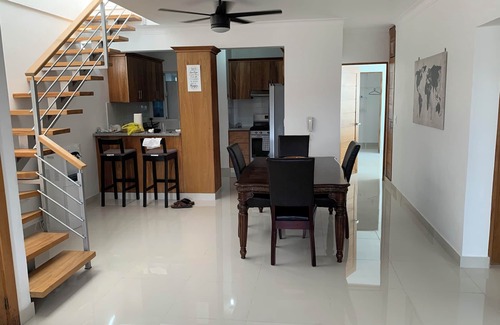 Santo Domingo Copropriété | 4-bedroom condo Steps from Ocean w/Pier, parking, WiFi, AC, parks & shopping.