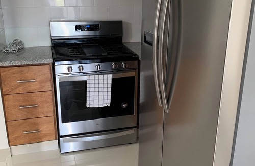 Santo Domingo Copropriété | 4-bedroom condo Steps from Ocean w/Pier, parking, WiFi, AC, parks & shopping.