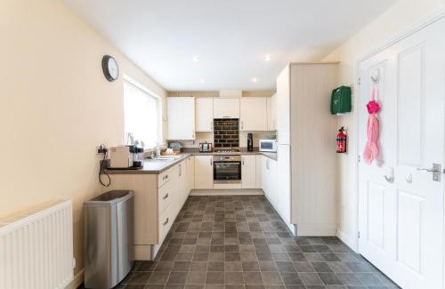 Newcastle-Under-Lyme Maison | 4 Bedroom Detached, Wi-Fi, Parking, stunning views