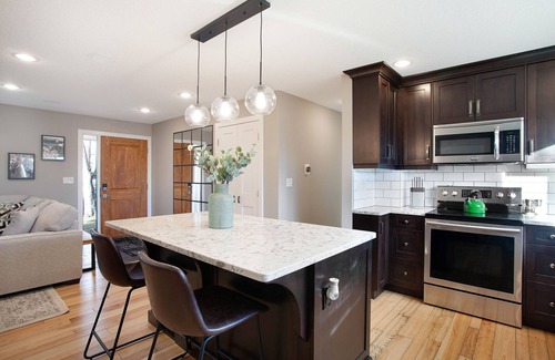 Southwest Calgary Maison | 4-bedroom detached home with recreation room and hot tub!