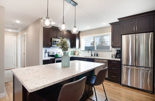 Southwest Calgary Maison | 4-bedroom detached home with recreation room and hot tub!