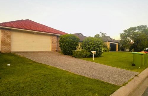 Raceview Maison | 4 bedroom entire house in Raceview,QLD 4305