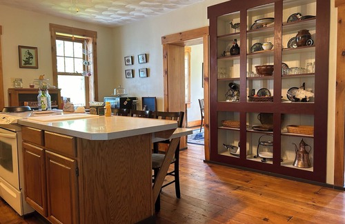 Coburn Maison | 4-bedroom farm house in Coburn with WiFi on beautiful 100 acre.