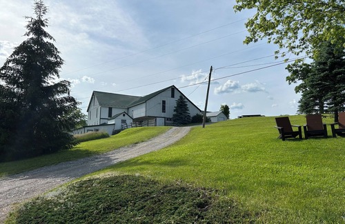 Coburn Maison | 4-bedroom farm house in Coburn with WiFi on beautiful 100 acre.