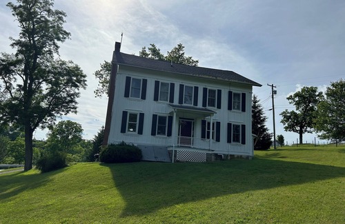 Coburn Maison | 4-bedroom farm house in Coburn with WiFi on beautiful 100 acre.