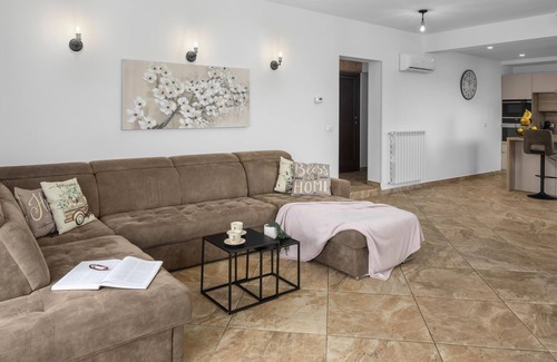 Nova Vas Maison | Magnifique maison de 4 chambres à Nova.